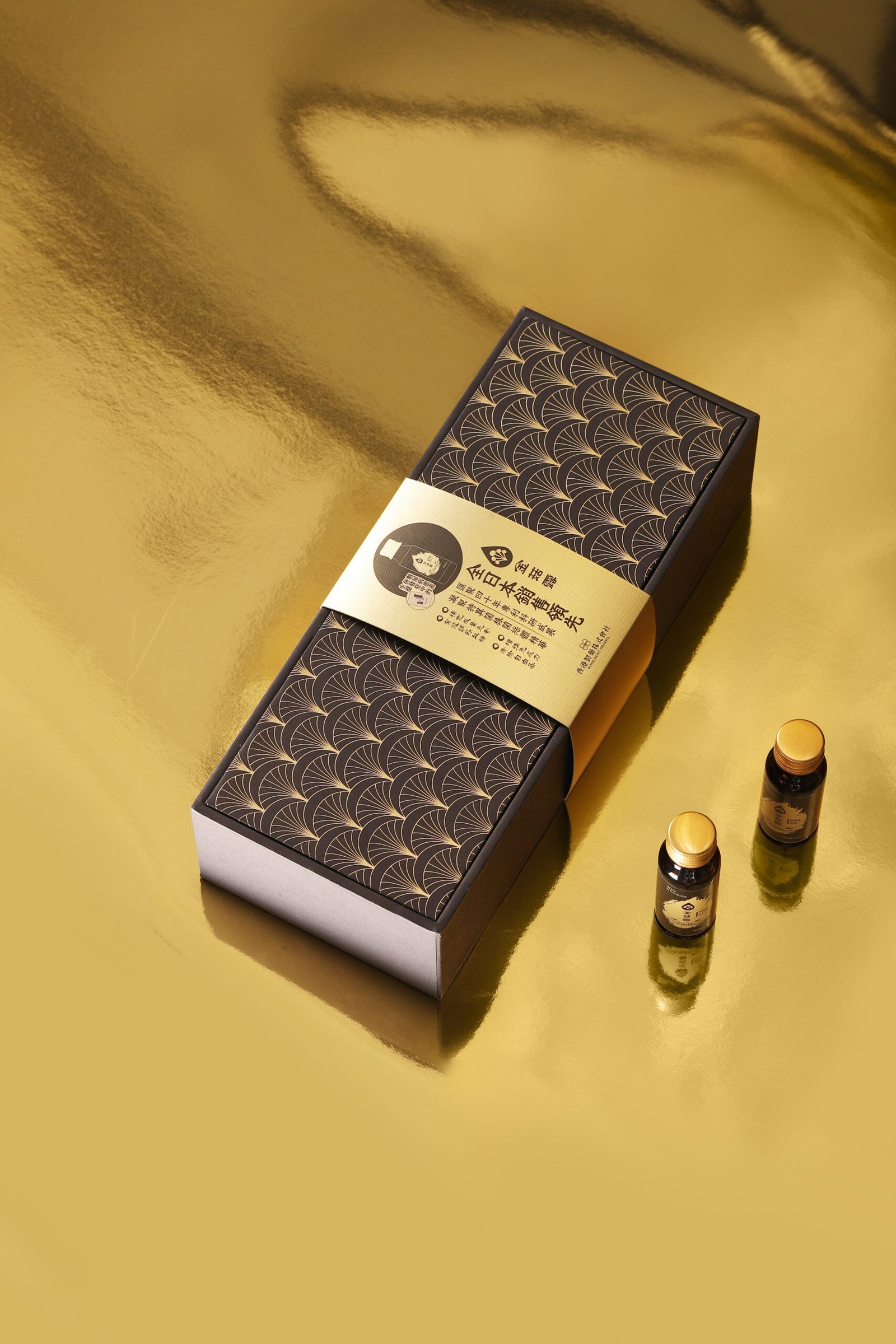 金菇露Plus 黑金禮盒與琥珀色口服液瓶